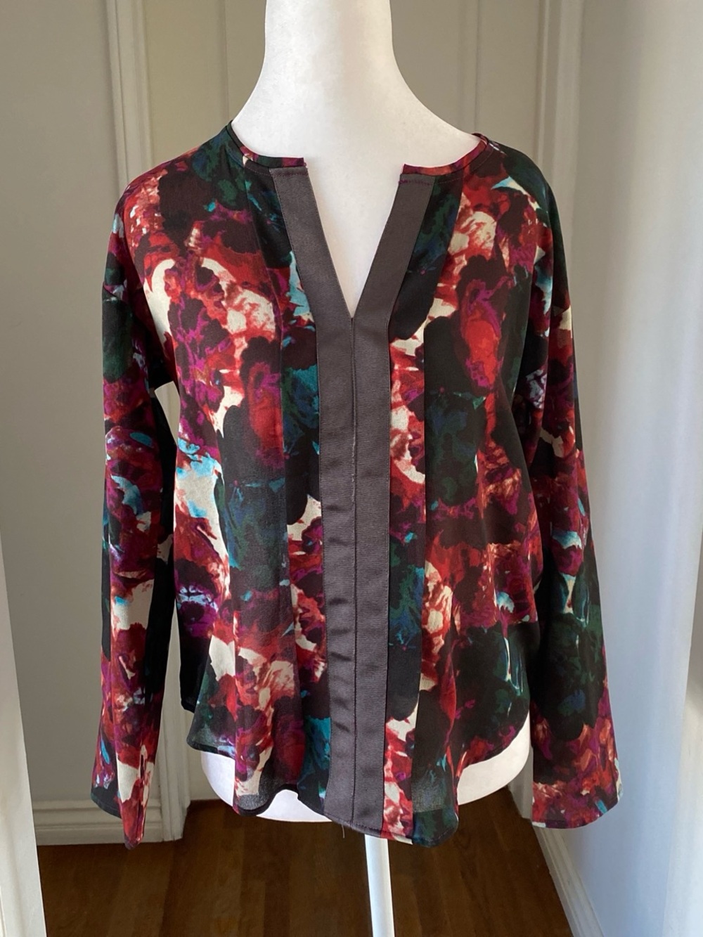 Simply Vera Vera Wang Multicolor Floral V-Neck Top in Burgundy, Teal & Black